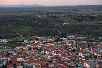 Vista de la localidad extremeña de Alcuéscar desde el mirador de la ermita del Calvario.