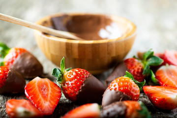 fresas con chocolate en un entorno rústico