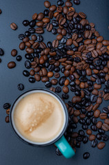 Taza de cafe rodeada de granos con un fondo negro