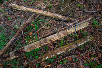 piquets et barbelé pour clôture