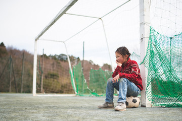 サッカーボールに座る女の子