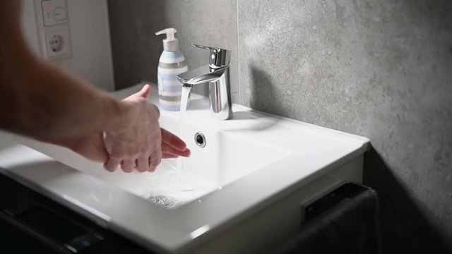 Man w&auml;scht zum schutz vor Infektion seine H&auml;nde