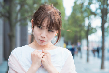 ショックを受けて悲しい表情をする女性