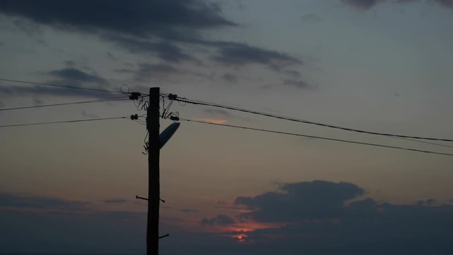 古い木製電柱と海に沈む夕日