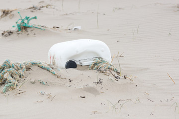 Obraz premium Plastic garbage on a beach