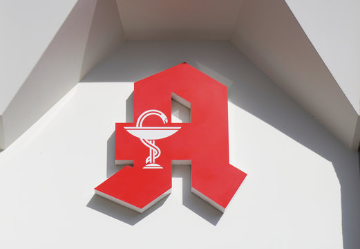 Deutsche Apotheke mit rotem A Logo oder Apotheken-A in Hannover, Deutschland am 16.03.2020