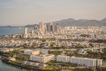 Obraz premium Panorama miasta Nha Trang w Wietnamie. Panoramiczny widok w ciągu dnia na miasto Nha Trang, popularne miejsce turystyczne w Wietnamie