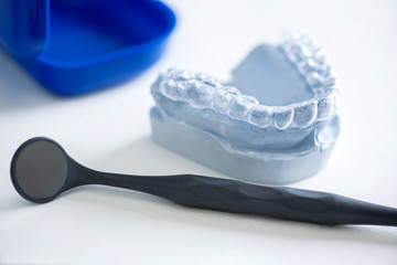 fablose Aufbissschiene gegen Zähneknirschen auf Gips Modell in der Zahnarzt Praxis - obrazy, fototapety, plakaty