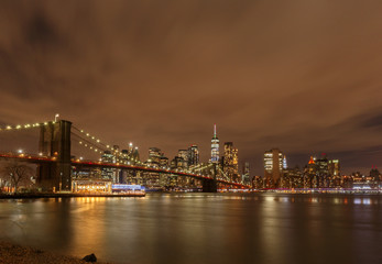 Naklejka premium Brooklyn Bridge and Lower Manhattan at night