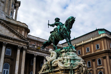 Obraz premium Equestian statue of prince Savoyai Eugen in front of the Buda castle.