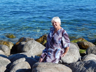 Женщина на камнях © golisin