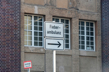 Fototapeta na wymiar Deutschland, Sachsen-Anhalt, Magdeburg, Hinweisschild zu einer Fieberambulanz, Corona, Symbolbild.