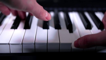 Des mains jouent sur un piano 