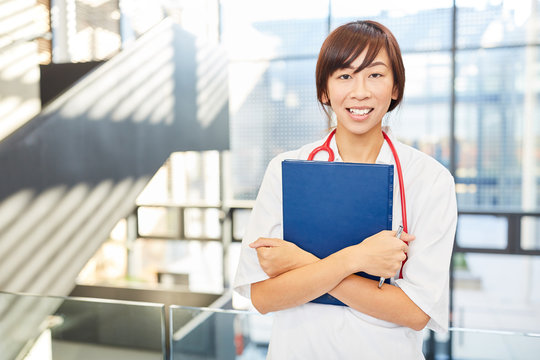 Junge asiatische Frau als Krankenschwester
