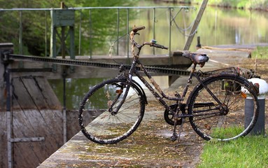 Fototapeta premium Fahrrad aus dem Wasser