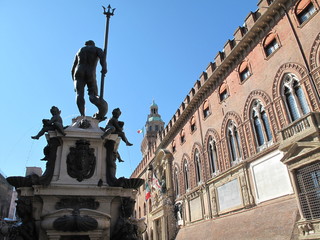 Fototapeta na wymiar piazza di bologna e statua nettuno