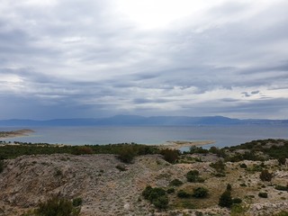 wolkiger blick von der insel cres auf die adria
