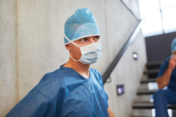 Fototapeta na wymiar Chirurg in blauer OP-Kleidung in Bereitschaft