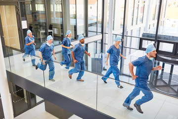 Notfall Mediziner laufen schnell zu einem Einsatz - obrazy, fototapety, plakaty