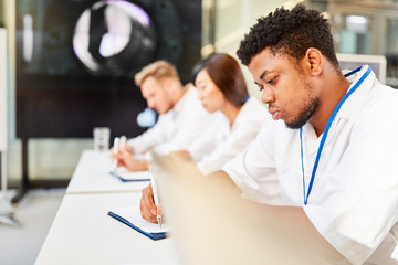 Junge Medizin Studenten schreiben einen Test