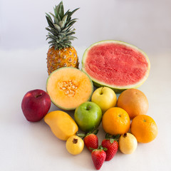 Diferentes frutas como piña, melon, sandía, manzanas, mango ,fresas, guayaba, toronja