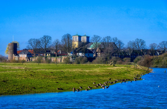 Alter Rheinarm und Rees am Niederrhein