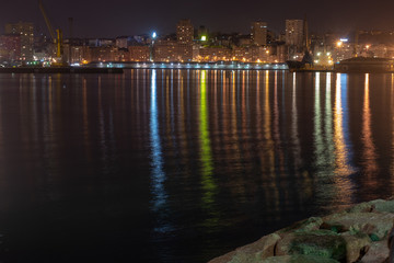 reflejos de la ciudad cuando cae la noche