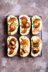 Sandwiches with curd cheese and kumato tomatoes