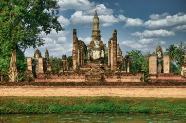Temple de Tha&iuml;lande avec ses statues et stupas