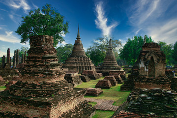 Obraz premium Temple de Thaïlande avec ses statues et stupas