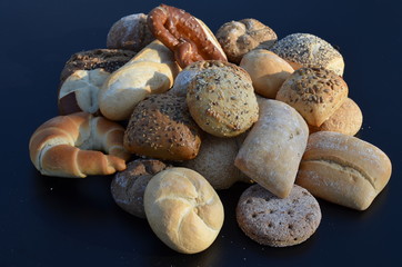 wypieki z pieca , pieczywo , bułeczki , bułki ,z pieca bochenki , pieczone ,z pieca , prosto z pieca , do piekarni reklama  , pieczone , bułka z pieca , wypieki z piekarni  , z cukierni  , śniadanie,