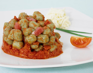 Gnocchi di patate e spinaci con sugo di pomodoro