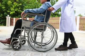 Obraz premium Physical therapist Disabled wheelchair with professional care.concept
