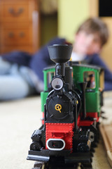 El niño y la locomotora de vapor en su cuarto