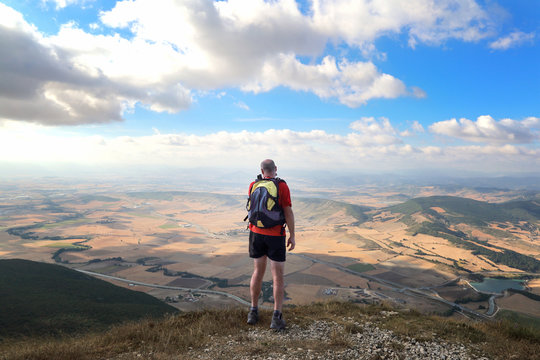 El senderista admirando el paisaje en lo alto de la monta&ntilde;a