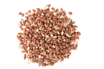 Haufen Erdnüsse geschält, von oben, isoliert