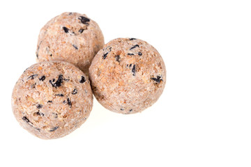 drei Meisenknödel, Vogelfutter, isoliert
