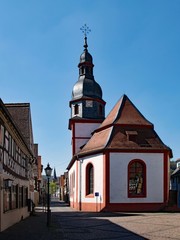 Obraz premium Blick auf die evangelische Kirche Neustadt in der Altstadt von Breuberg im Odenwald, Hessen, Deutschland 