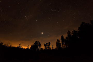 Blick auf den Sternenhimmel und die Venus kurz nach Sonnenuntergang im Roten Moor in der Rhön, Hessen, Deutschland 