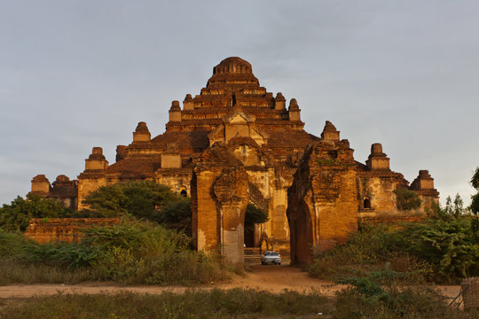 Dhammayan Gyi Pagoda at sunset, Old Bagan, Myanmar