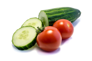 Tomaten und Gurken isoliert auf weißen Hintergrund
