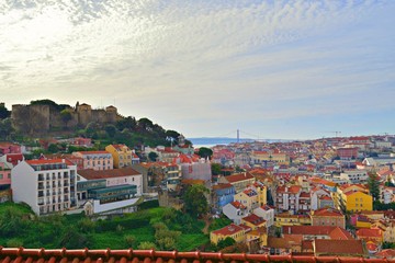panorama dal Miradouro Sophia de Mello Breyner Andresen nel quartiere Alfama di Lisbona in Portogallo che offre viste fantastiche sul centro della città e sul Castello de São Jorge