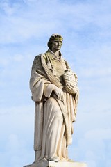 Statua di Saint Vincent, il santo patrono di Lisbona situata in Largo das Portas do Sol nel quartiere Alfama in Portogallo
