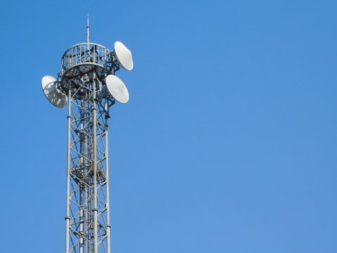 パラボラアンテナが設置された電波塔