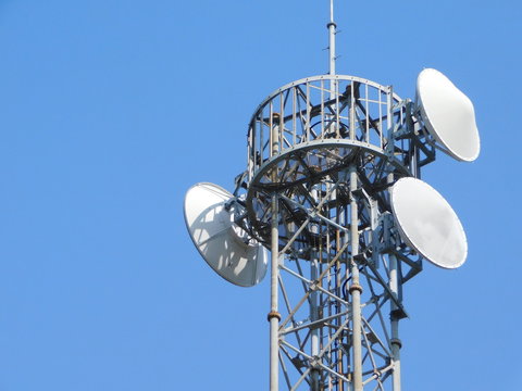パラボラアンテナが設置された電波塔