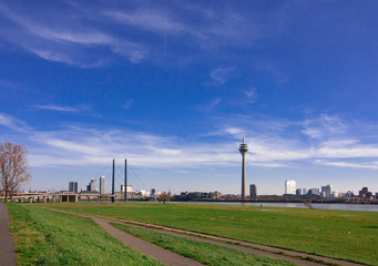 Fototapeta na wymiar Stadtansicht der Landeshauptstadt Düsseldorf mit Rheinkniebrücke und Fernsehturm, zwei der Wahrzeichen der Großstadt