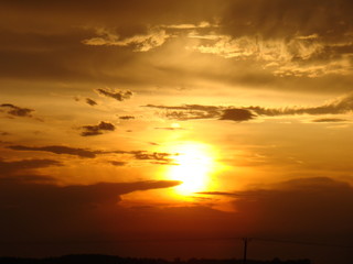 Obraz na płótnie Canvas Zachód słońca w chmurach