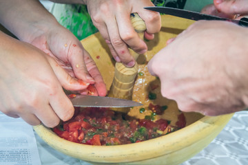 Primer plato de personas preparando arranque roteño, deliciosa comida vegana y vegetariana