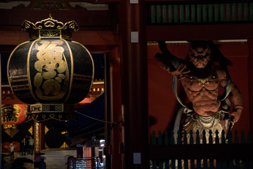 Dettaglio di tempio shintoista giapponese, di notte