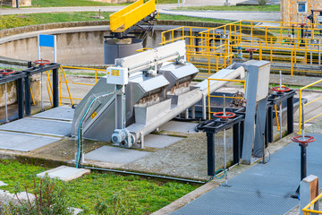 Filtering of waste in a sewage treatment plant